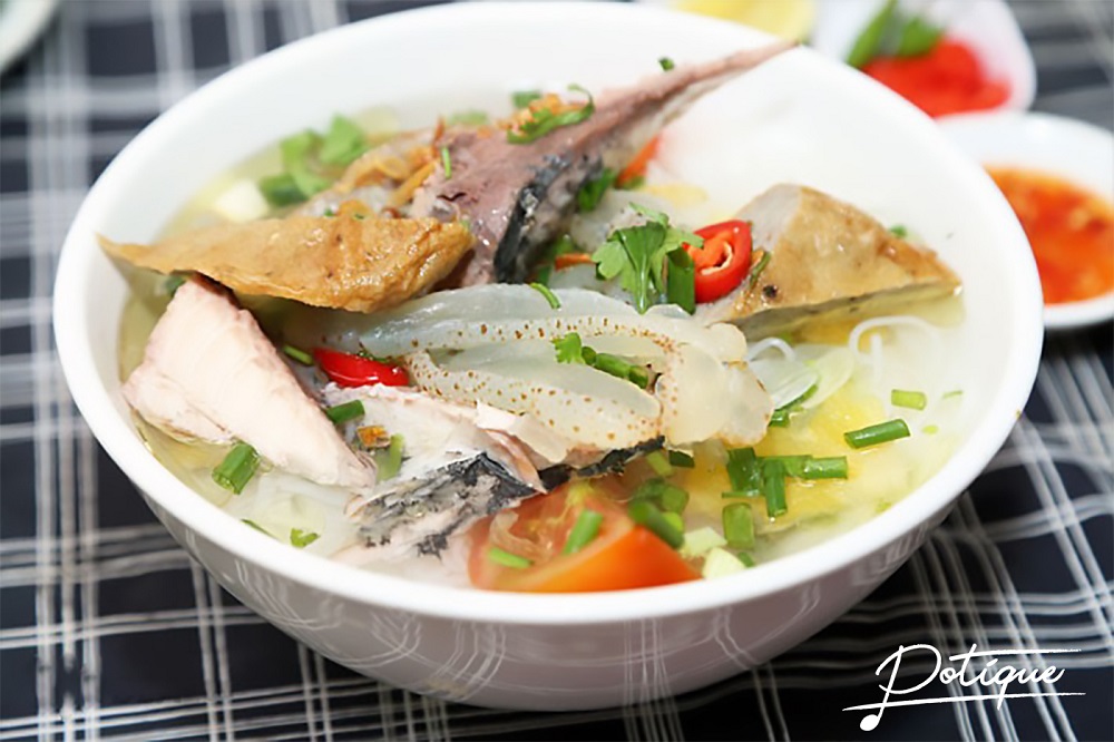 Traditional Bún Cá Sứa noodle soup in Nha Trang